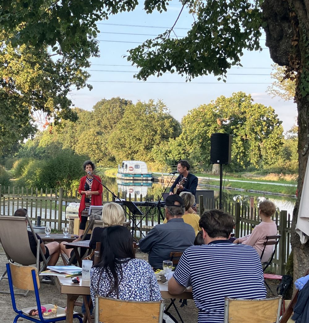 Scène de concert conviviale au gîte Ecluse de la Tindière