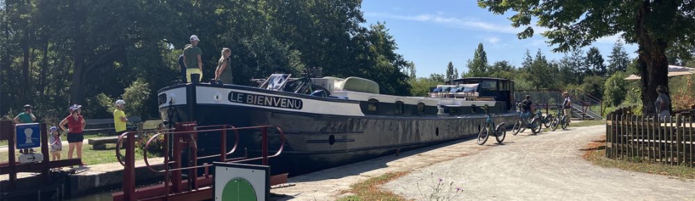 Admirer les bâteaux le long du canal au gîte Ecluse de la Tindière