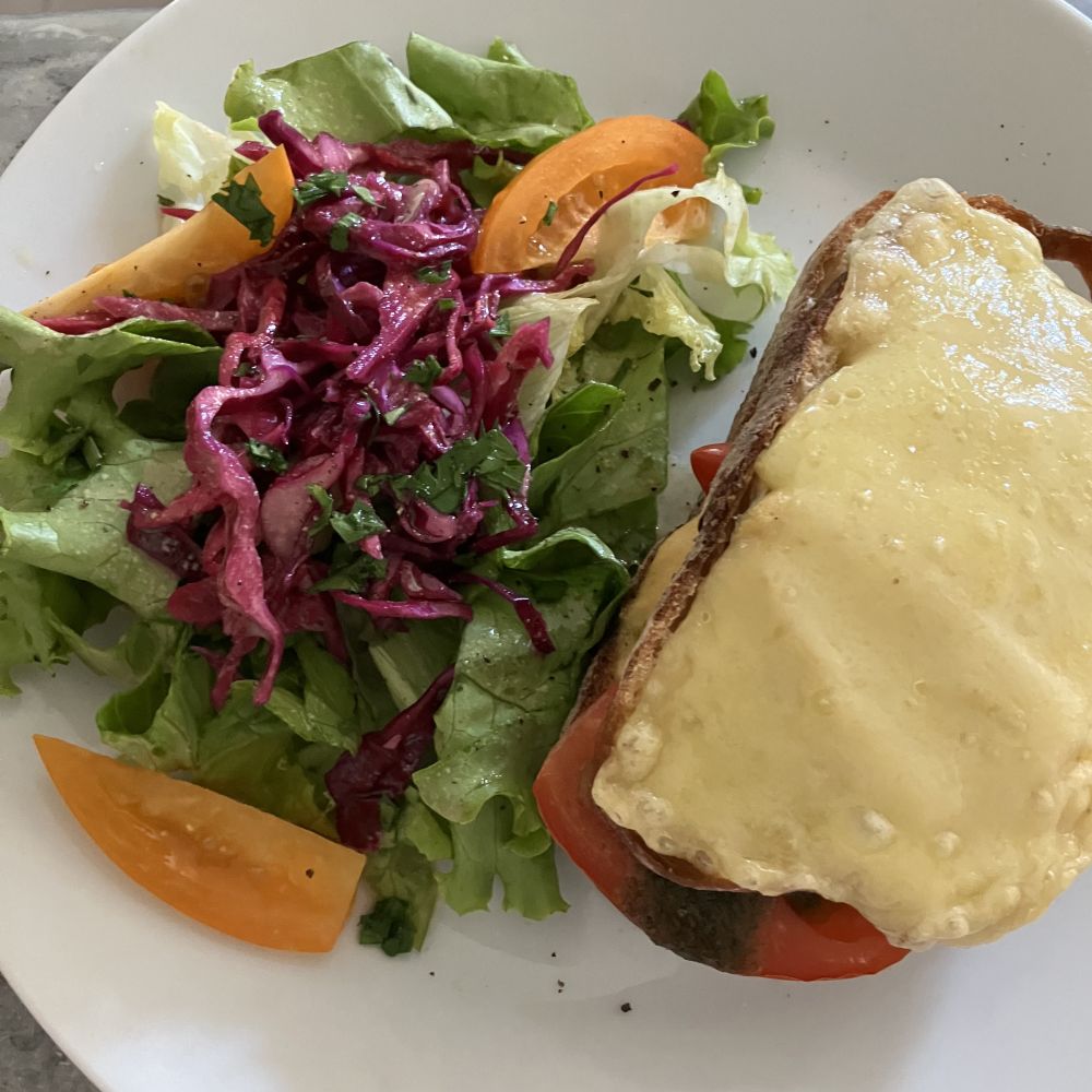 Croque monsieur maison et salade, un plat de déjeuner simple et savoureux au gîte l'Ecluse de la Tindière