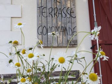 C'est le moment d'ouvrir le rideau sur la nouvelle saison de La Tindière. Nathalie & Laurent, les nouveaux exploitants sont heureux de vous...