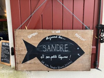 LE SAMEDI C'EST... POISSON !! 🎣

Ce samedi La Tindière vous propose de savourer le sandre ! 🧑‍🍳

Un petit vin blanc et du sandre, rien de tel pour...